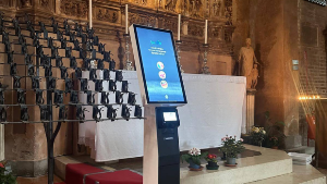 Dal sacchetto di velluto ai totem digitali: la nuova questua è cashless